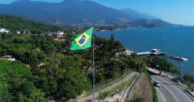 Dia da Bandeira: Ilhabela realiza ritual de hasteamento e incineração de bandeiras