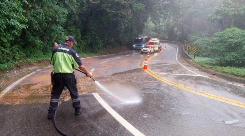 Derramamento de óleo interdita trecho da SP-55 na Serra de Maresias/Boiçucanga, em São Sebastião