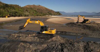 Intervenção em banco de areia busca melhorar acesso de pescadores ao Entreposto do Camaroeiro em Caraguatatuba