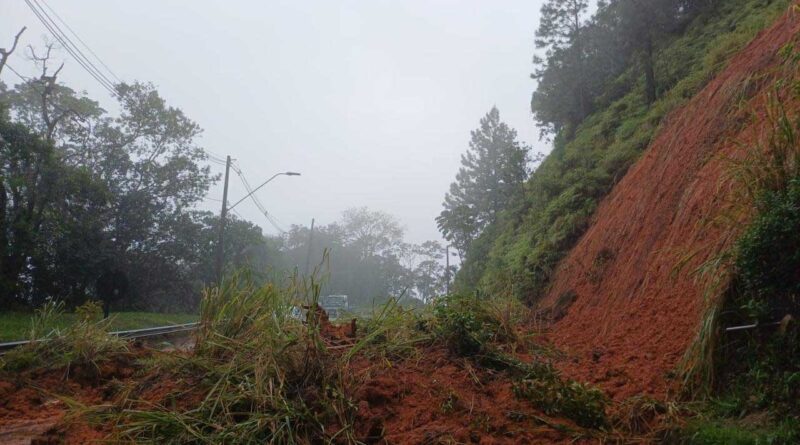 Serra Antiga da Tamoios segue interditada após deslizamento na manhã desta segunda (14); trânsito segue em sistema de comboio