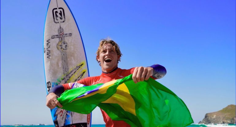 Ryan Kainalo vence QS 6.000 na Espanha e leva Ubatuba ao topo do surfe internacional