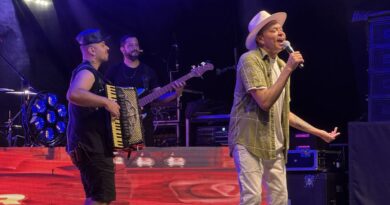 Frank Aguiar é destaque no primeiro fim de semana da Festa de Nossa Senhora Aparecida em Ilhabela